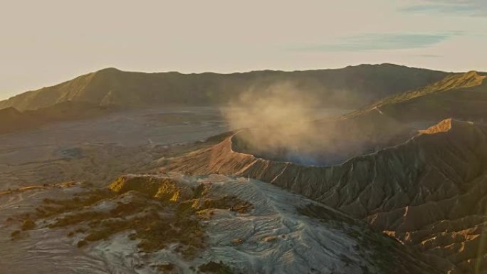 4K: 印度尼西亚东爪哇省布罗莫火山的鸟瞰图陨石坑