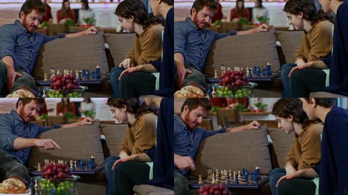 成熟的男人在客厅里和十几岁的女孩下棋，当她的姐姐看比赛时