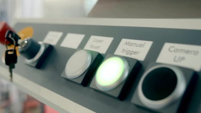 工业机器控制面板上按钮的发光和闪烁灯
