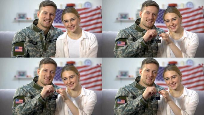 兴高采烈的美国士兵和妻子展示公寓钥匙，军旅奖励