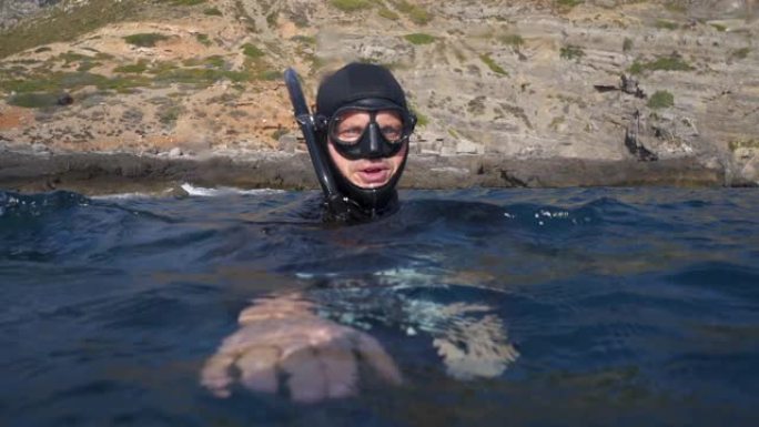水下潜水员在海面上的慢动作拍摄