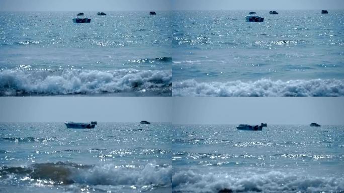 许多船在远处，海浪滚滚到海滩，印度果阿