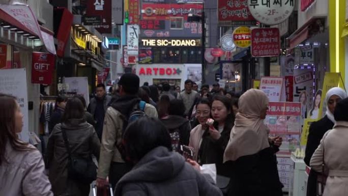 拥挤的人们走在韩国首尔的街道上