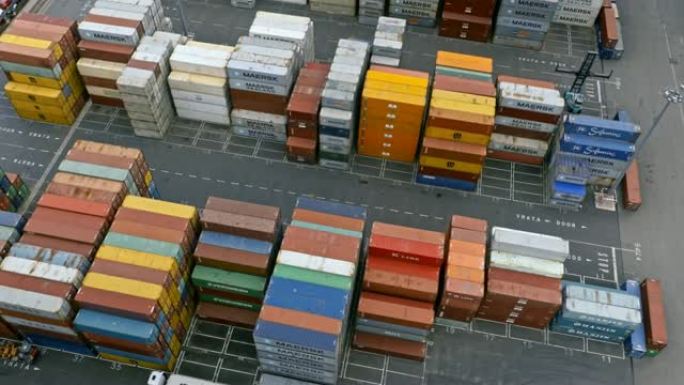 在集装箱港口完美堆放的彩色集装箱上方的天线