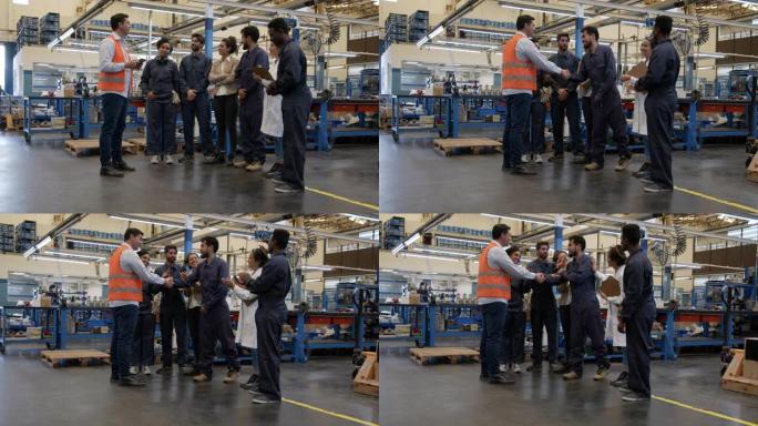 工厂的工程师，蓝领工人和质量检查员的员工为刚刚被老板提拔的同事鼓掌