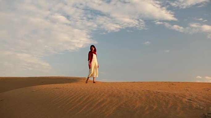 印度斋沙默尔塔尔沙漠的女人