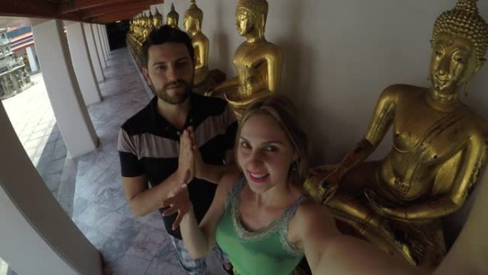游客在泰国曼谷的Wat Pho拍照