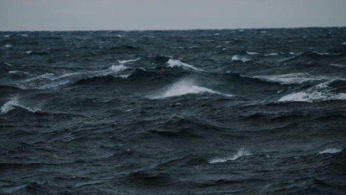 冬季航行期间风浪汹涌的北海