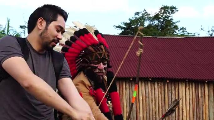 游客学习课程，来自图皮瓜拉尼部落土著，弓箭，巴西
