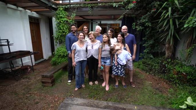 多代巴西家庭在家肖像