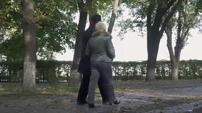 成年夫妇在公园散步