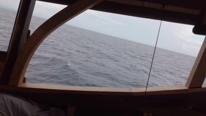 从帆船后部看海洋