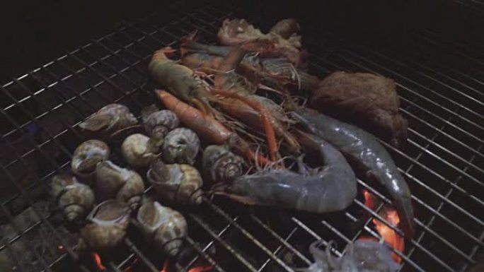 用煤火制作烤肉的生海鲜特写