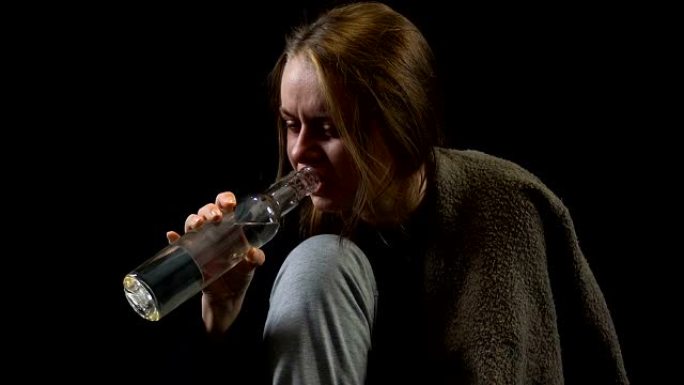 沮丧的女人喝伏特加酒，厌恶，痛苦和绝望，上瘾