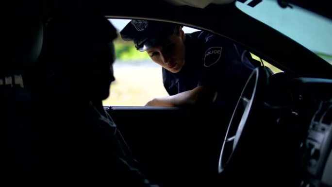 女警员检查司机证件，检查道路，交通违法行为