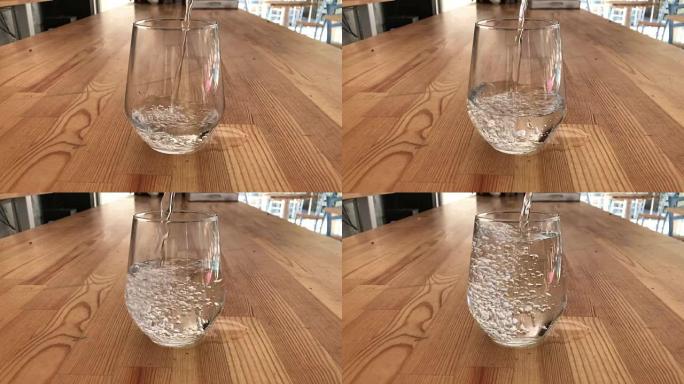 在慢动作中倒满一杯水