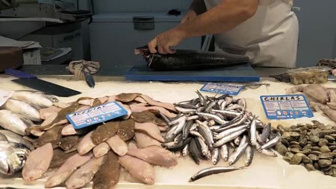 市场上有冰的鱼店用刀清洗鱼