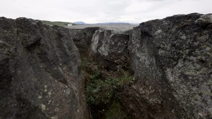 旧火山流中穿过大裂缝的手持透视图