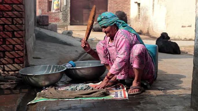 可怜的女人洗衣服人文外国人印度人