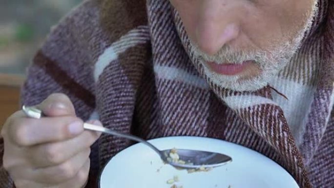 老爷爷慢慢吃粥，为贫困养老金领取者提供慈善餐