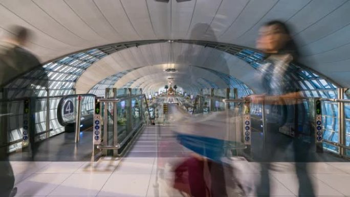 旅客在机场出发登机大厅的时间流逝