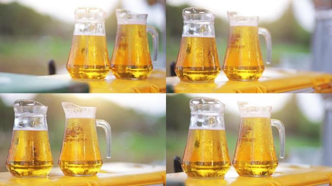 在婚礼招待会上，背景模糊的户外桌子上摆着两罐冰镇啤酒。