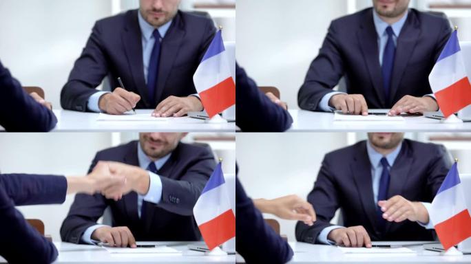 法国官方签署关于国家商业支持的文件，与合作伙伴握手