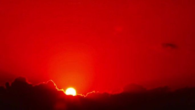 灿烂的山顶黎明在流动的云之上