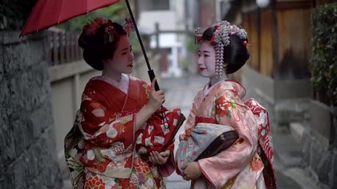 Geisha在户外散步和撑伞时享受谈话
