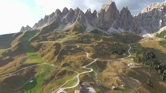 意大利多洛米蒂加迪纳山口的鸟瞰图