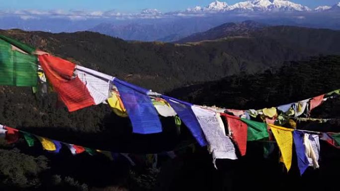 藏族经幡旗或龙塔及康城章嘉山高观