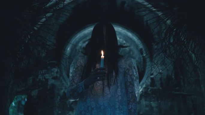 女巫在古代地窖里拿着蜡烛，工作黑魔法，创造怪物