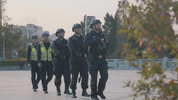 巡特警巡逻守护城市安全