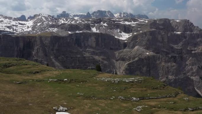 空中无人机在阿尔卑斯山的悬崖边拍摄