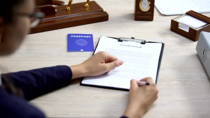 持蓝色护照的雇员签署驱逐出境文件，国际法