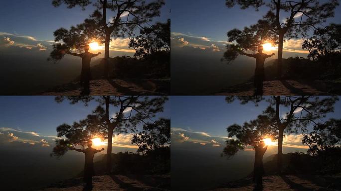 夕阳下的人影。自由的概念。与雾