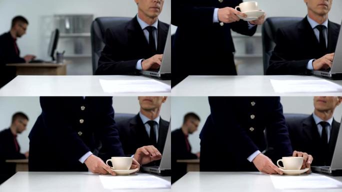 男经理碰秘书的手带来咖啡，秘密关系