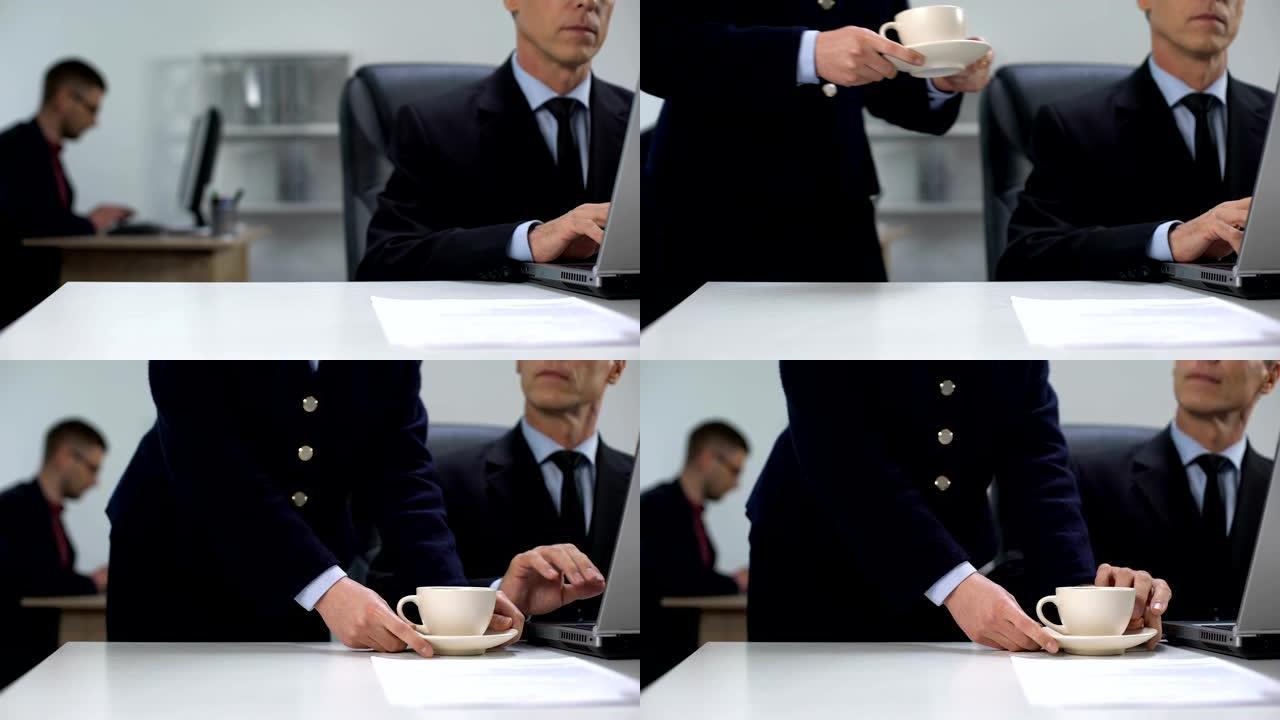 男经理碰秘书的手带来咖啡，秘密关系