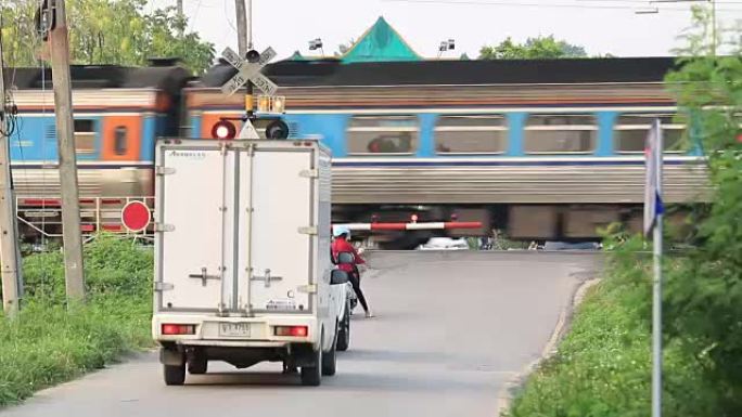 泰国早上传统火车在乡村铁路桥上行驶。