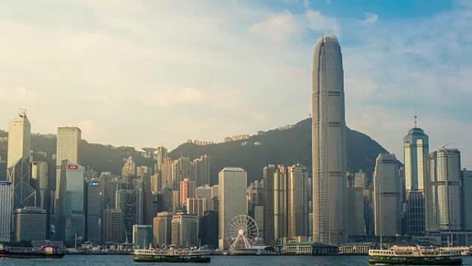 延时香港维多利亚港晨景，背景为船只和摩天大楼