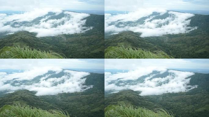 雾在泰国Phu Thap Book的高地上流动