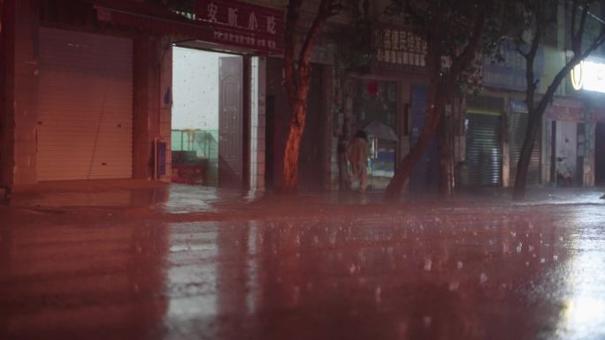 雨夜晚上暴雨