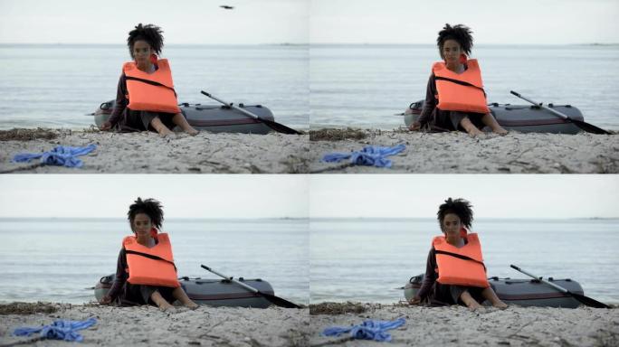 身穿救生衣的少女坐在船旁，难民在船撞中幸存下来
