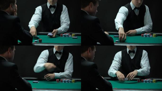 沮丧的人有糟糕的组合在扑克，扔牌在桌子上，软弱的手
