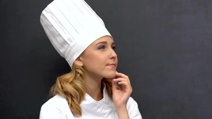 女厨师思考新食谱，发明新特色，高级美食