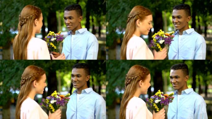 可爱的非洲裔美国少年男孩向害羞的女友献花