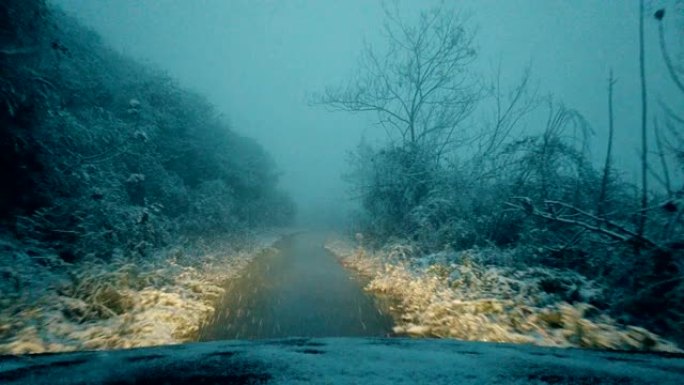 在雪天的山路上行驶