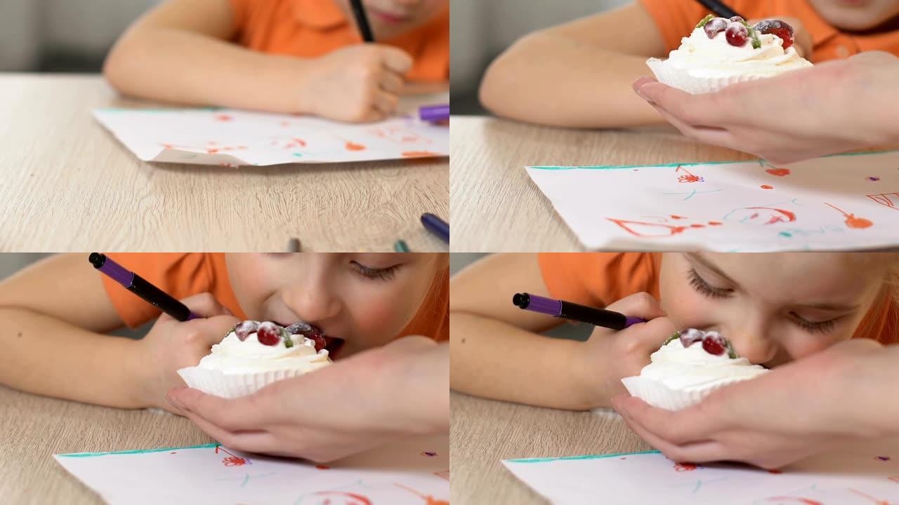妈妈给小女孩美味的奶油蛋糕，女儿一边画画一边咬零食