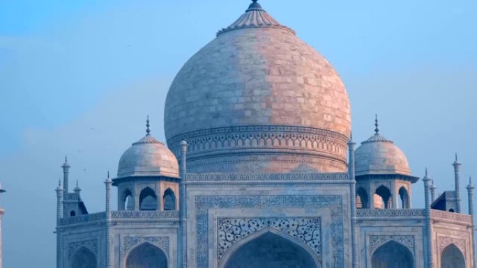 泰姬陵-一个陵墓清真寺，位于阿格拉，印度，在亚穆纳河岸