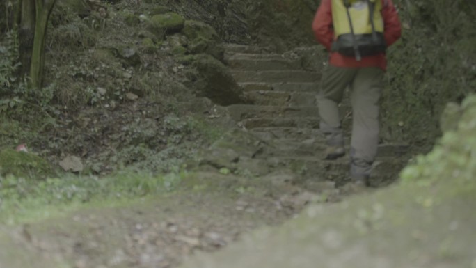 M1雨中登山者的背影